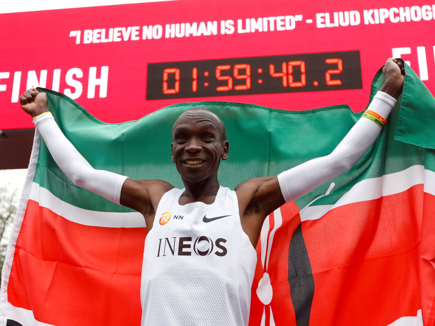 Kipchoge, primer atleta en bajar de las dos horas en maratón, corrió con las Nike Alphafly. (EFE)
