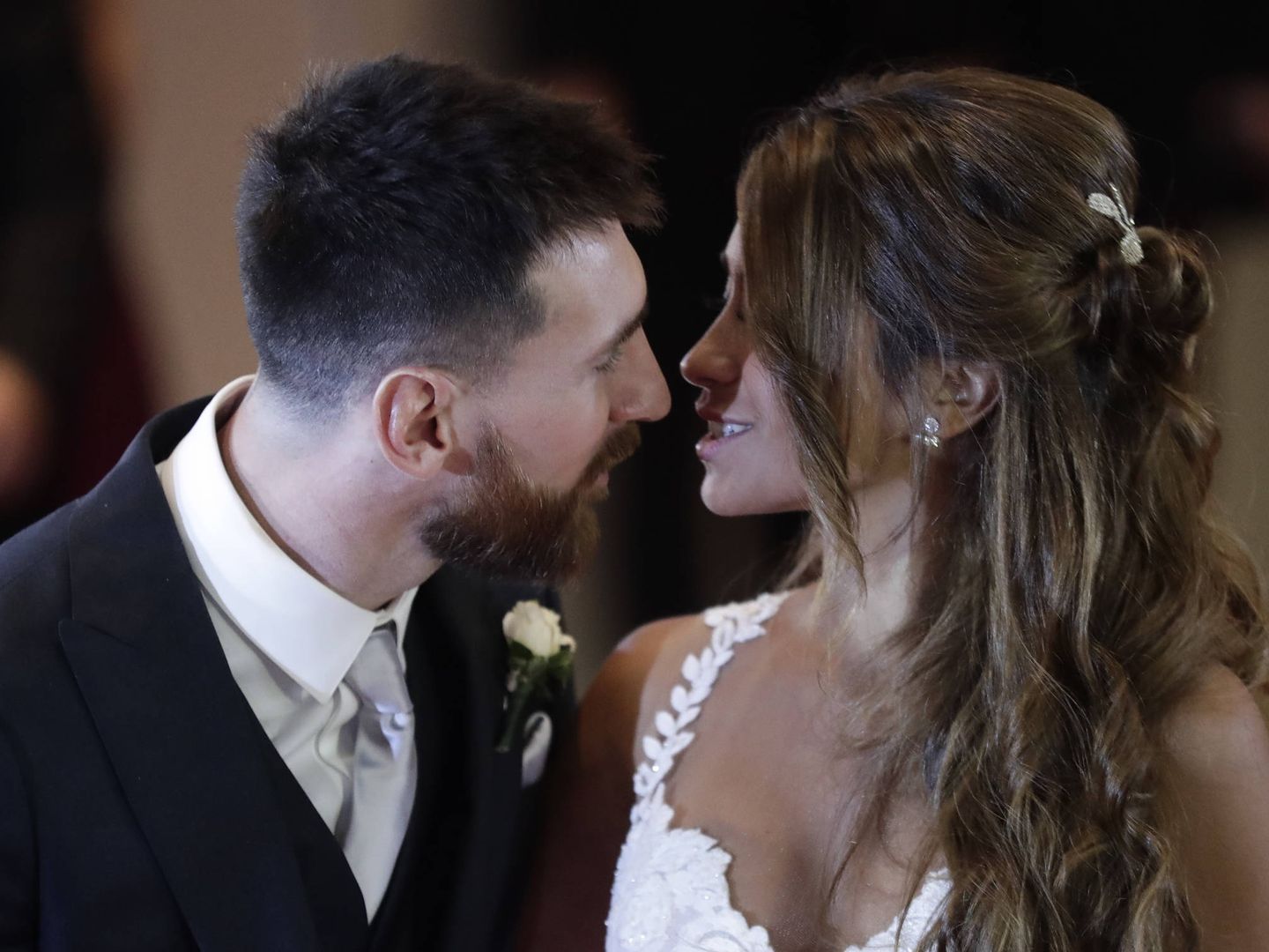 Leo Messi y Antonella Roccuzzo a punto de beso. (Gtres)