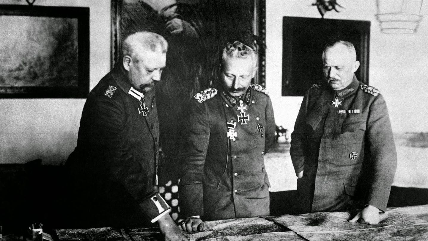 El general Hindemburg, el káiser Guillermo II y el general Ludendorff, durante la Primera Guerra Mundial