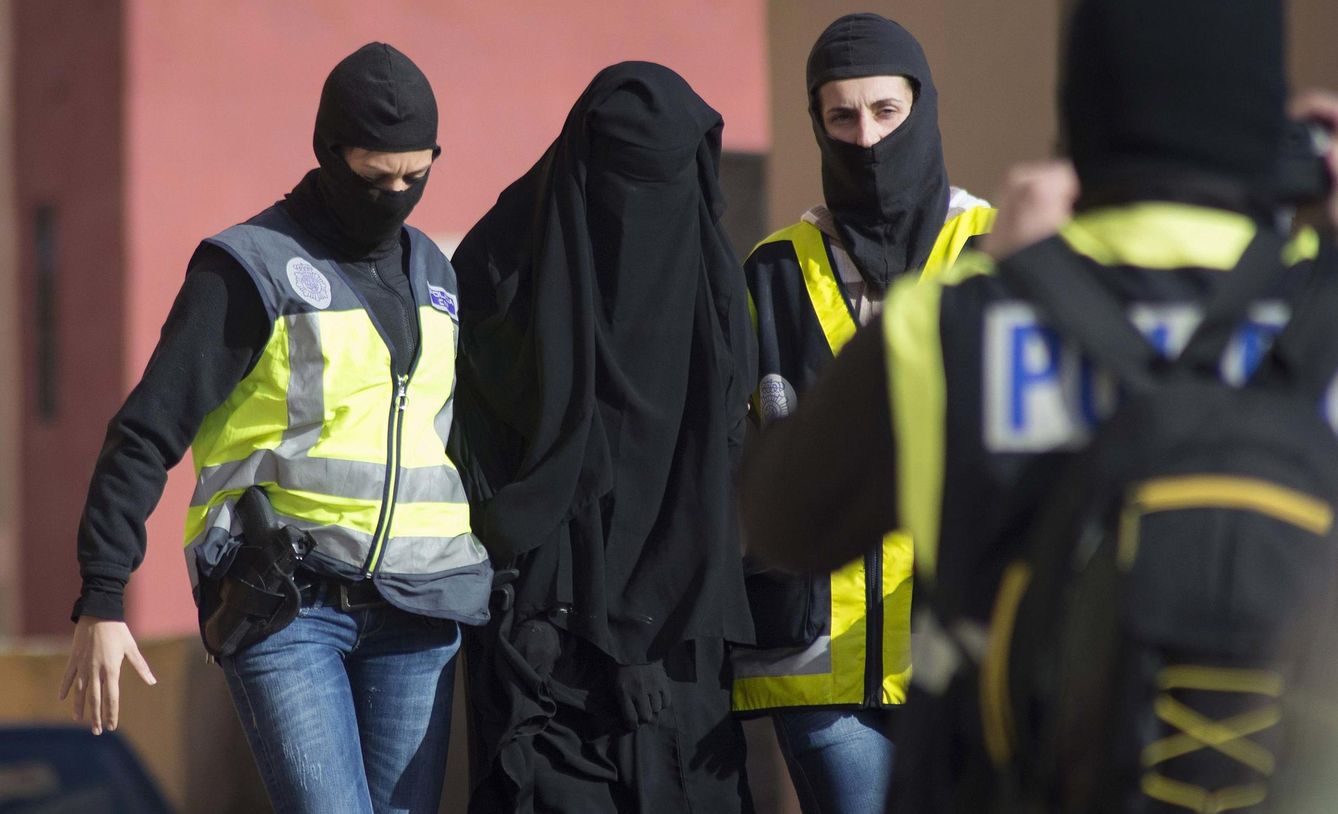 Foto: Agentes españoles detienen a una mujer en Melilla en una operación contra el terrorismo yihadista, el pasado 16 de diciembre. (Reuters)