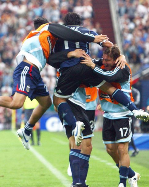Foto: Argentina golea a Serbia y va directa a por el título