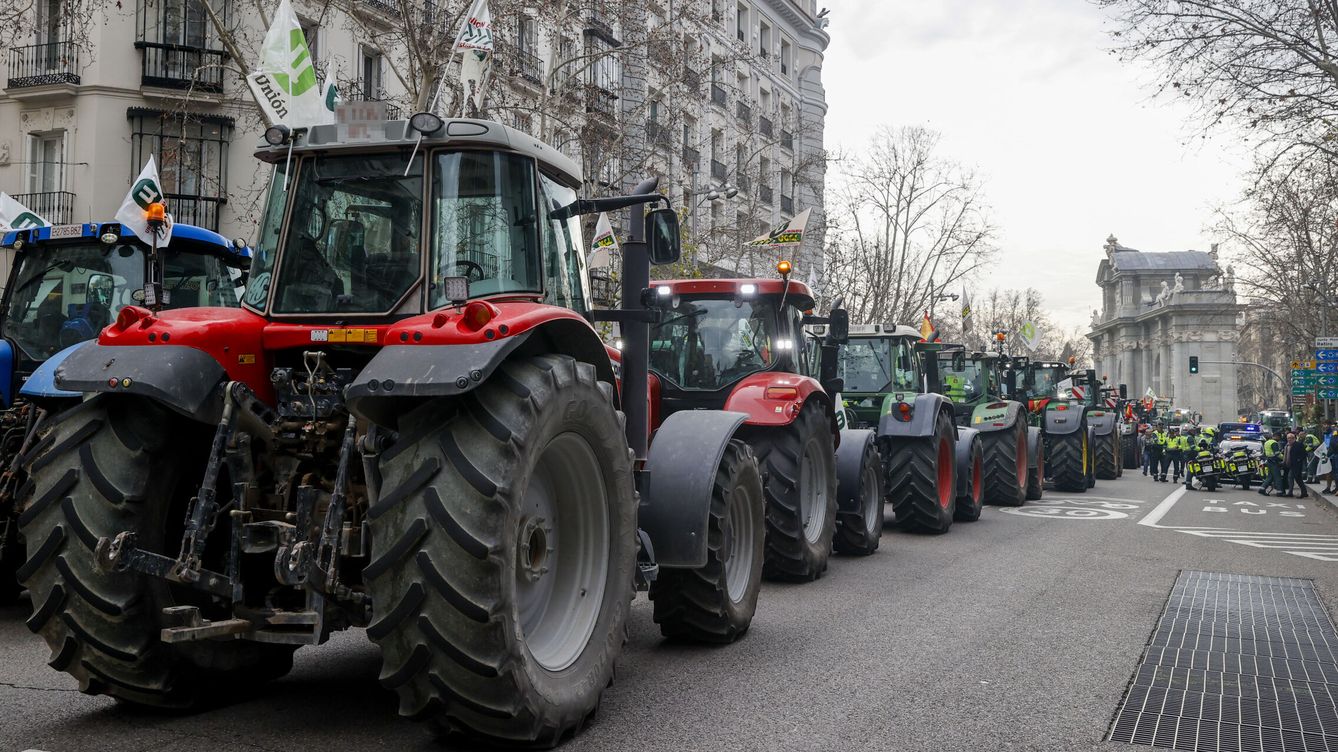 Foto: Los agricultores llegados desde distintos puntos con sus tractores. (EFE/J.P. Gandul)