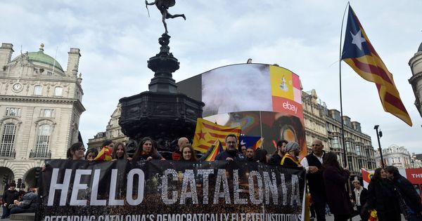 Foto: Manifestantes a favor de la independencia de Cataluña en Picadilly Circus, Londres. (Reuters)