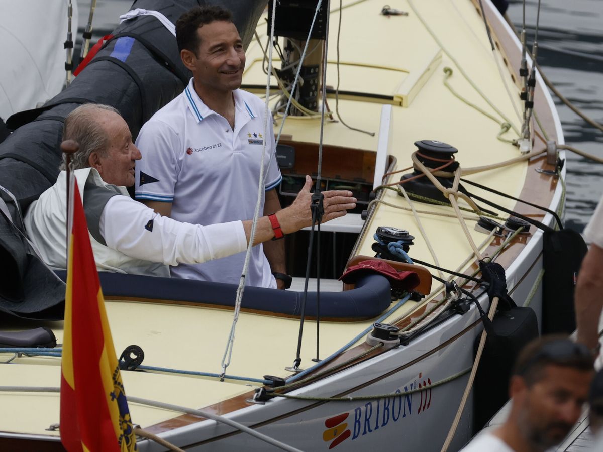 Foto: Juan Carlos I, a bordo del "Bribón" esta mañana. (EFE/Lavandeira Jr.)