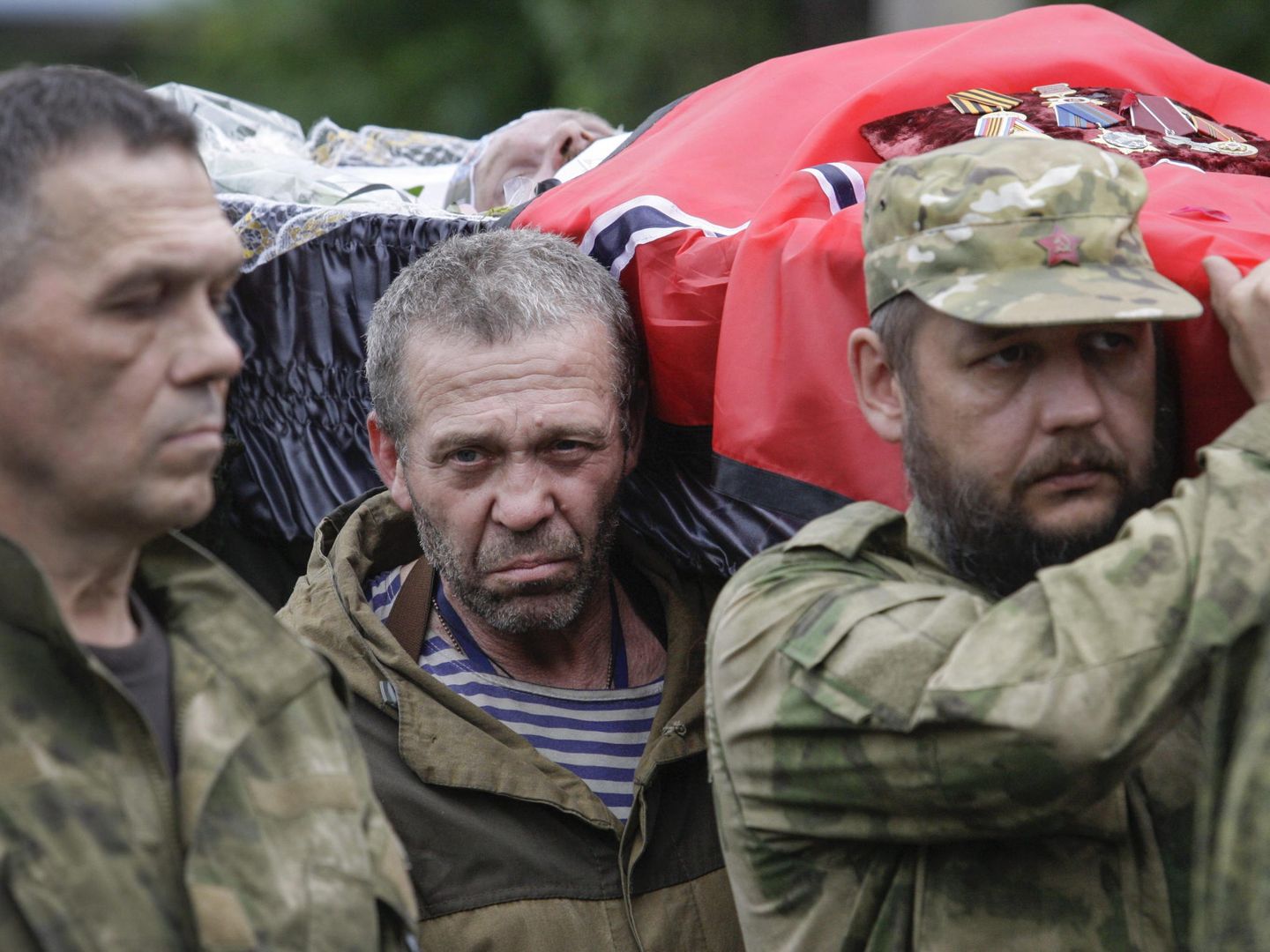 Rebeldes prorrusos trasladan el ataúd con los restos mortales de Alexéi Mozgovói, jefe de una brigada de milicianos. (EFE)