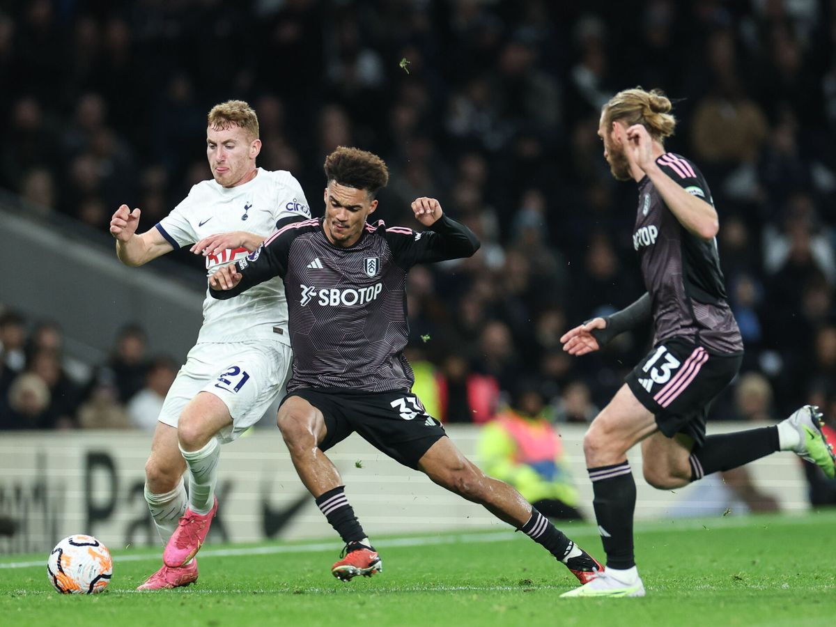 Foto: Dos jugadores del Tottenham Hotspur y del Fulham pugnan por un balón en el partido de este pasado lunes en la Premier League. (EFE/Isabel Infantes))