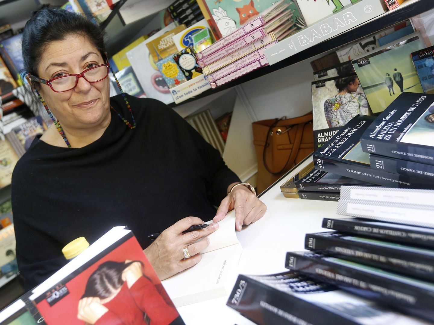 La escritora Almudena Grandes firma ejemplares de su libro, en la 75ª edición de la Feria del Libro | EFE 