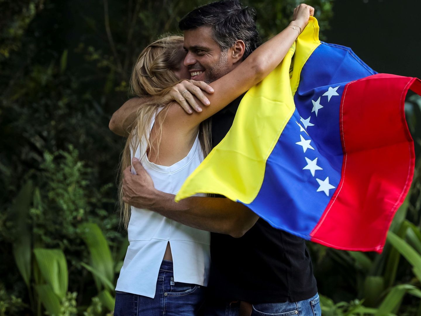 Leopoldo López abraza a su esposa, Lilian Tintori (EFE)
