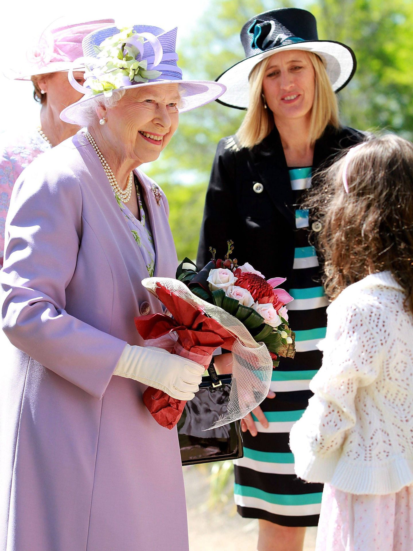 La reina Isabel II saluda a la gente durante el Festival Floral en Australia. (EFE/Pool/Cole Bennets)