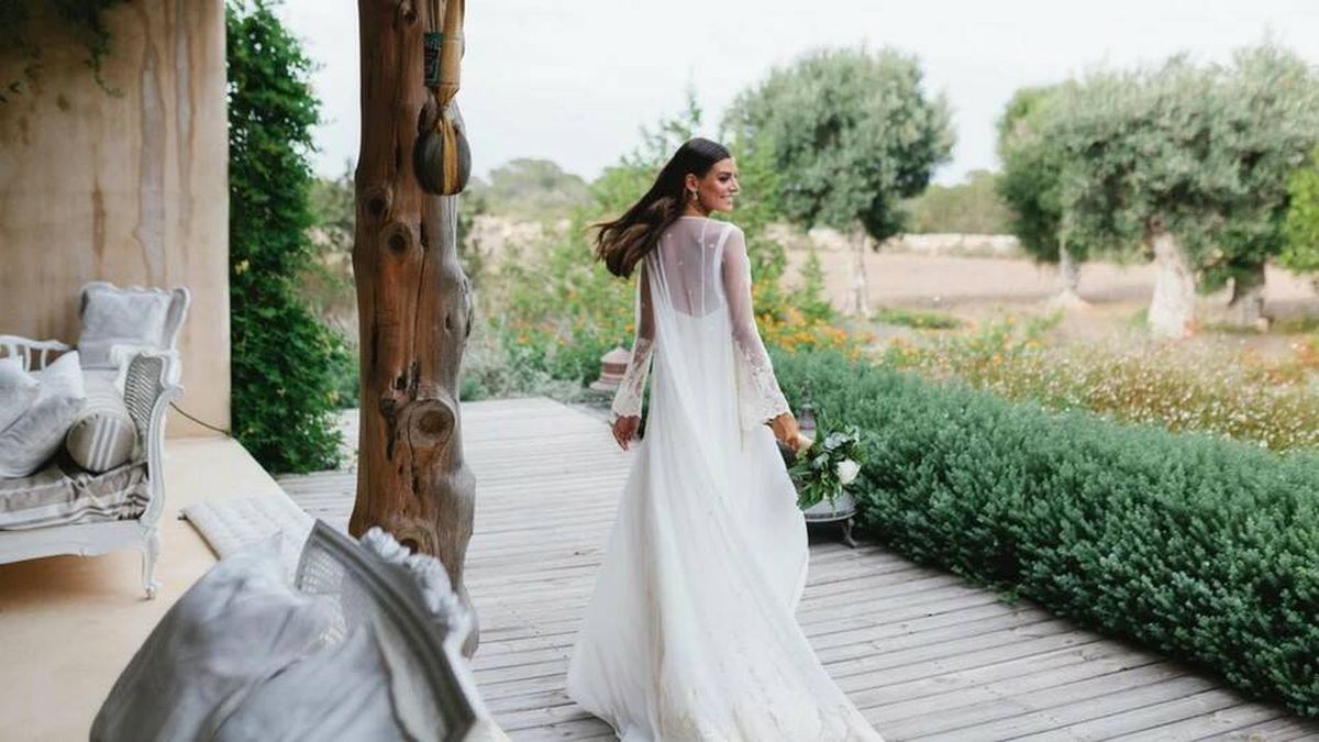 Los vestidos de novia de Alejandra Svarc: minimalistas, ligeros y repletos de detalles especiales