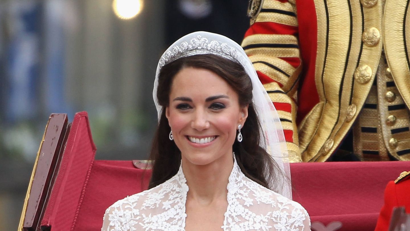 Kate Middleton luciendo en su boda otra tiara de Cartier. (Getty)