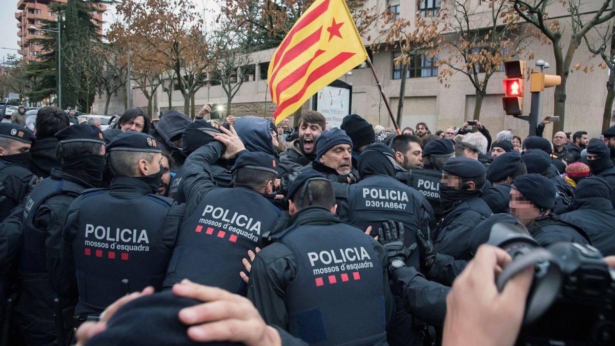 Cargas policiales frente al museo de Lleida durante el traslado de las obras de Sijena