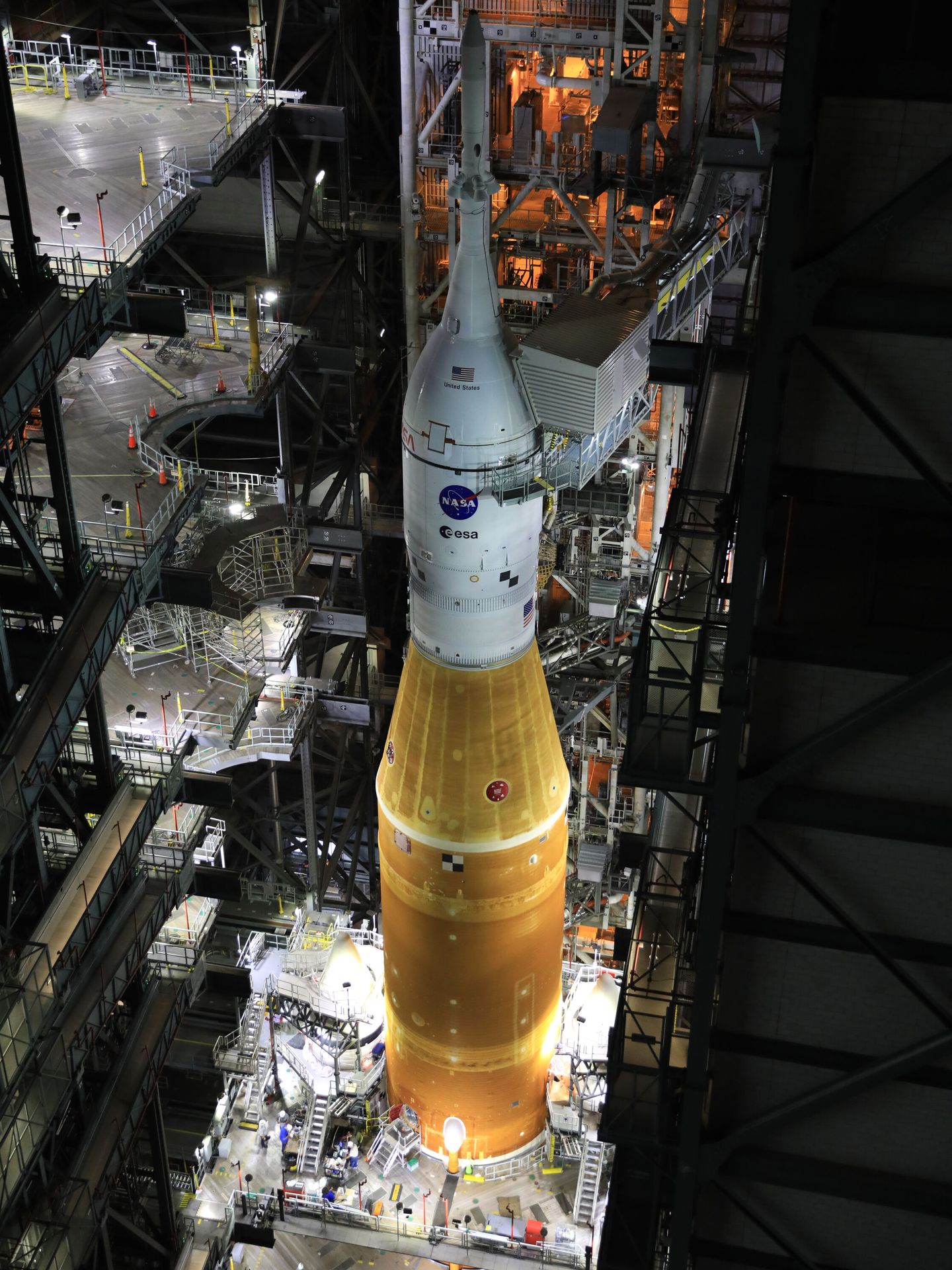 Artemis 1 dentro del edificio de ensamblaje de vehículos en el Kennedy Space Center (NASA)