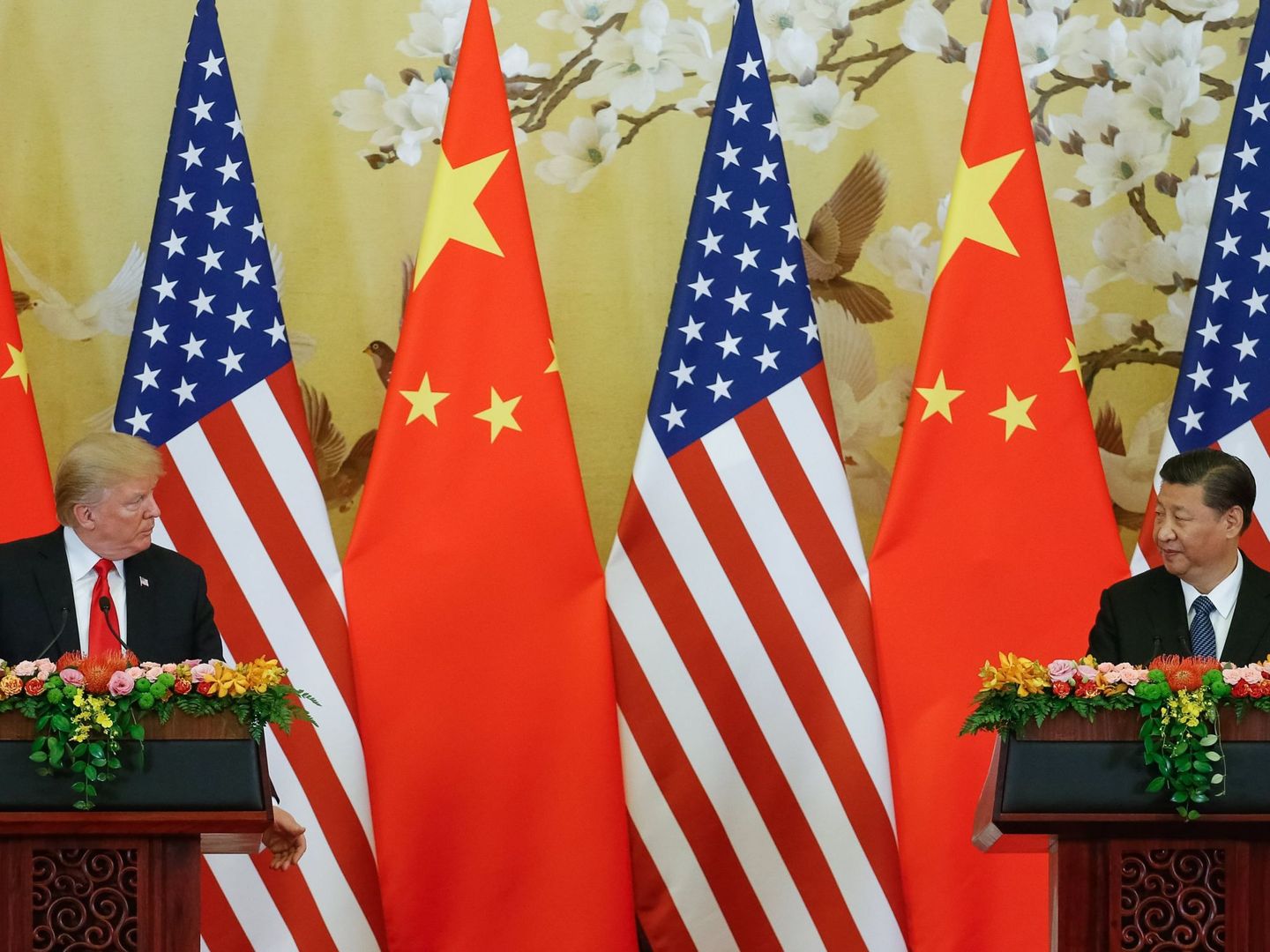 El presidente de los EEUU, Donald Trump, y su homólogo chino, Xi Jingping, ofrecen una rueda de prensa en el Gran Palacio del Pueblo en Pekín (China) el 9 de noviembre de 2017. (EFE)