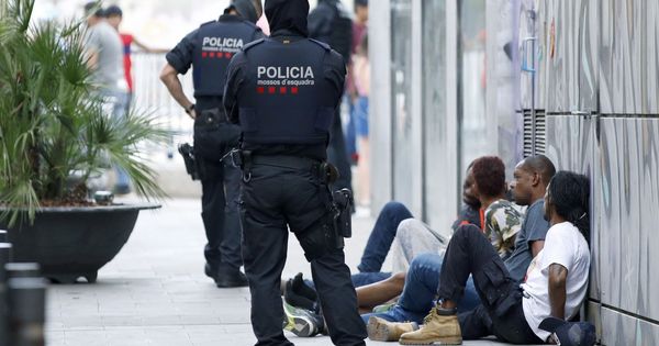 Foto: Los Mossos toman el barrio del Raval (Barcelona) en una macrooperación contra el narcotráfico. (EFE)