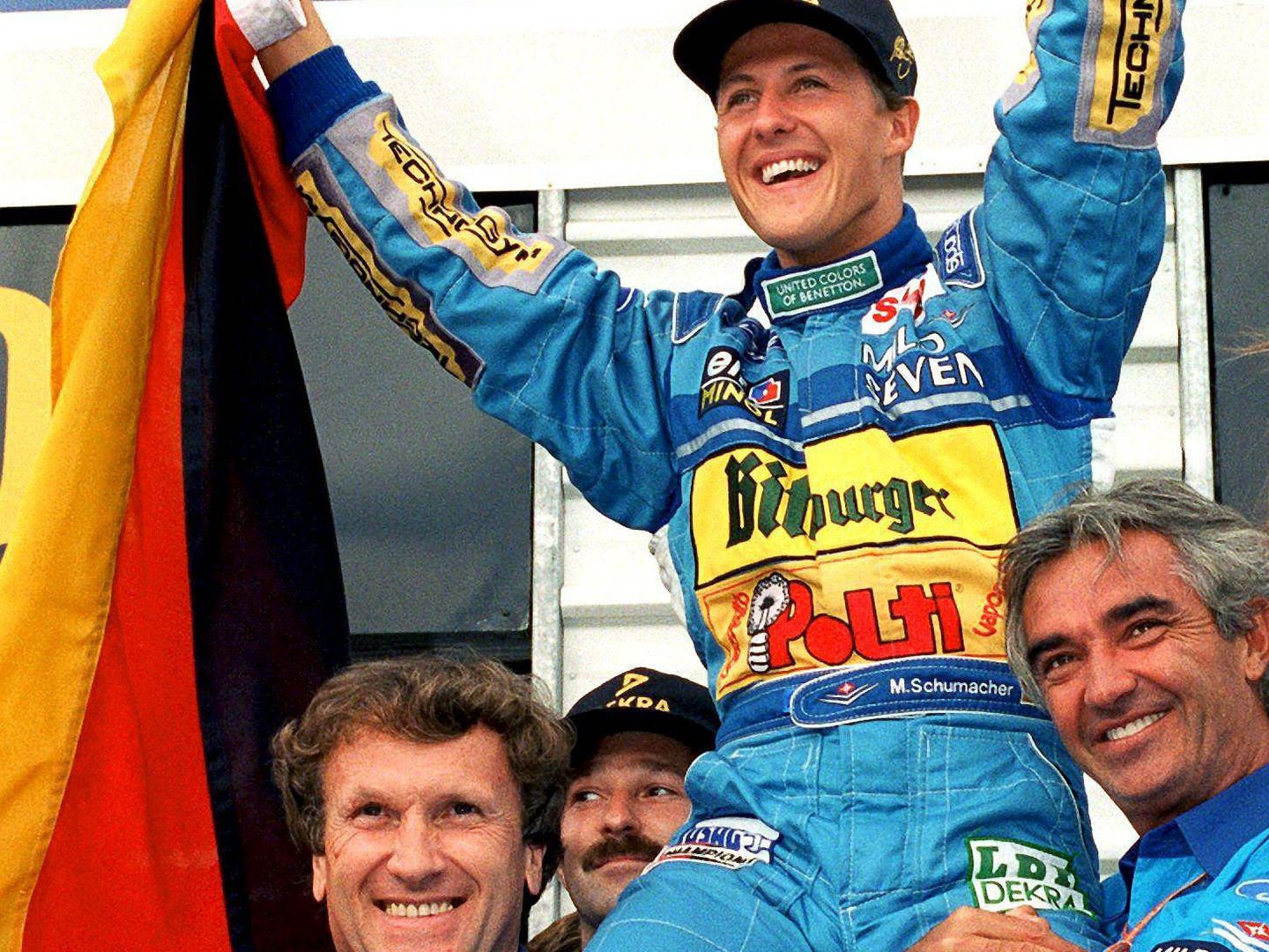Flavio Briatore (d) aupando a un triunfal Schumacher. (EFE)