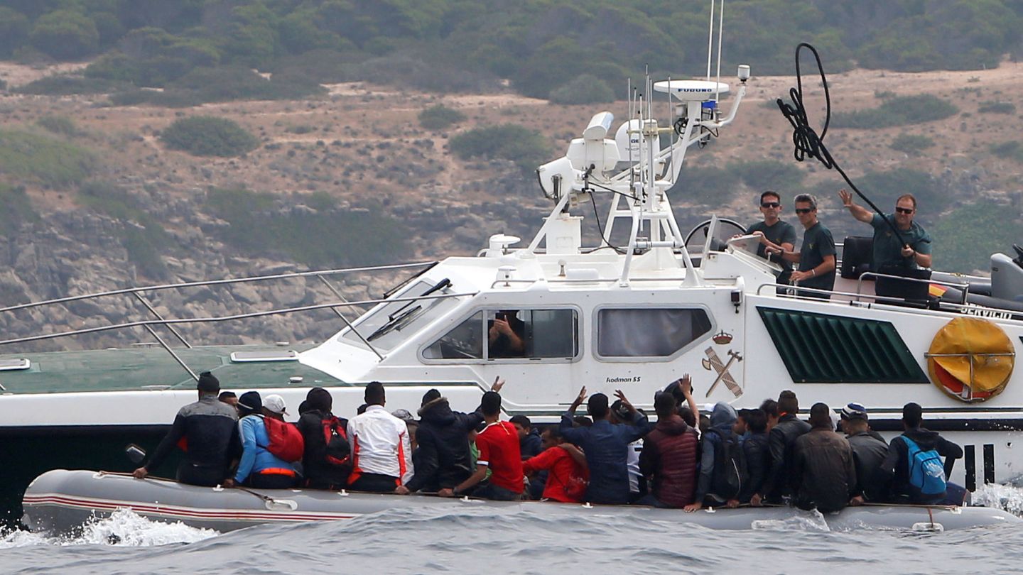 Una lancha de la Guardia Civil lanza una cuerda a una patera de inmigrantes marroquíes frente a las costas de Tarifa, el pasado 27 de julio. (Reuters)
