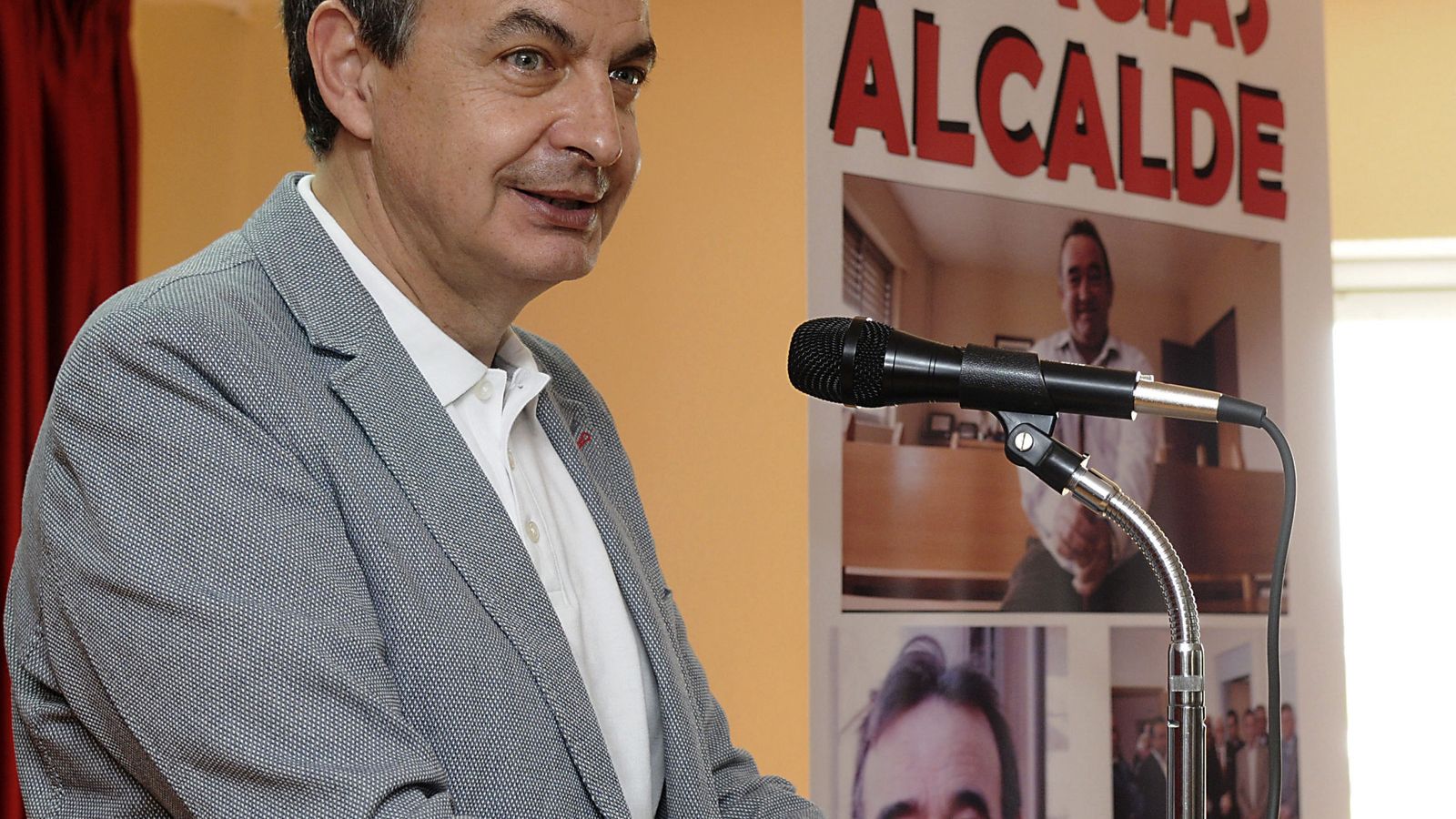 Foto: José Luis Rodríguez Zapatero en Brañuelas, León, este 4 de agosto, en el homenaje al fallecido alcalde Benjamín Geijo. (EFE)