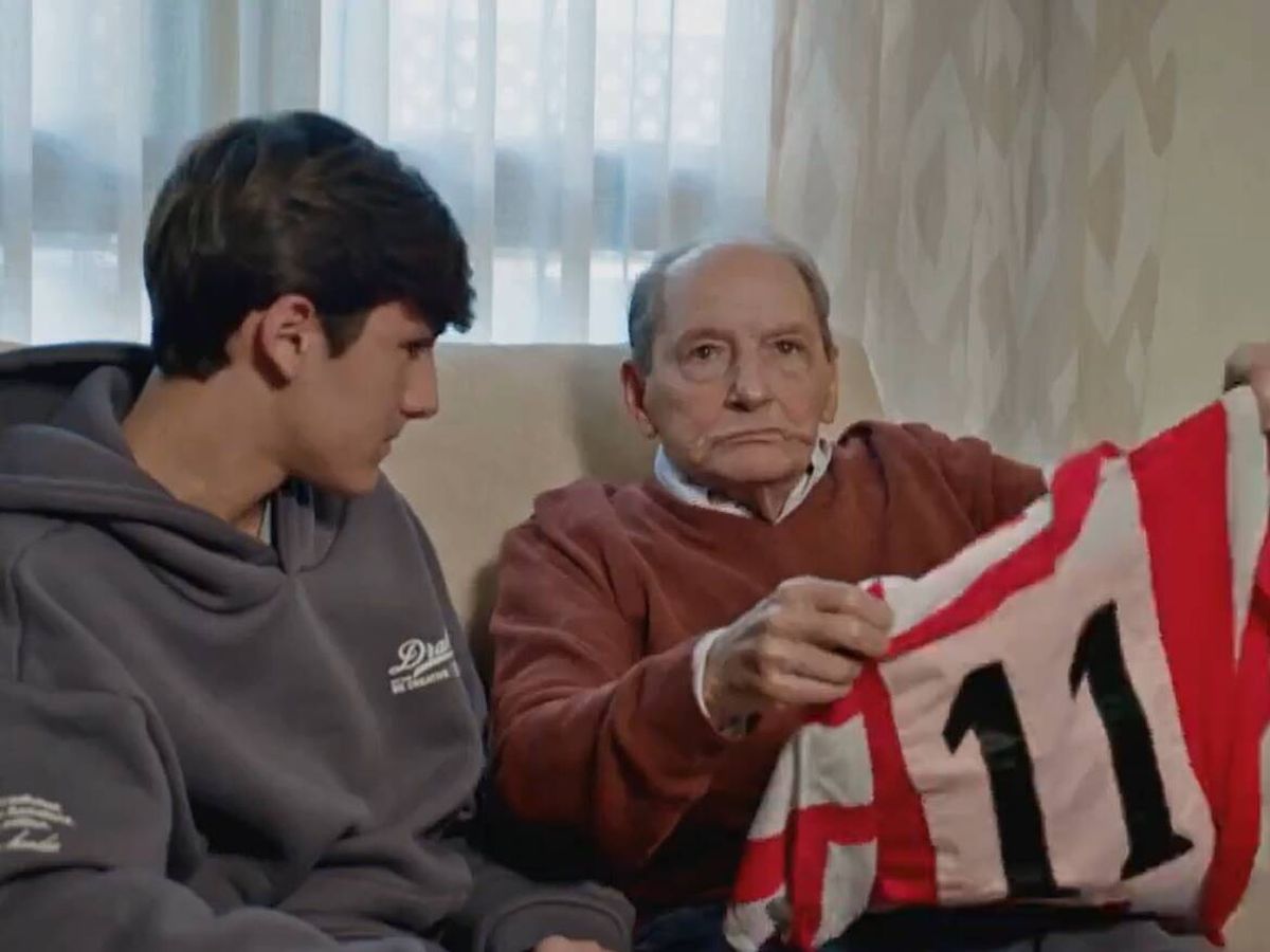 Foto: Enrique Collar, junto a su nieto en el vídeo de 'El Día Después'. (@ElDiaDespues)