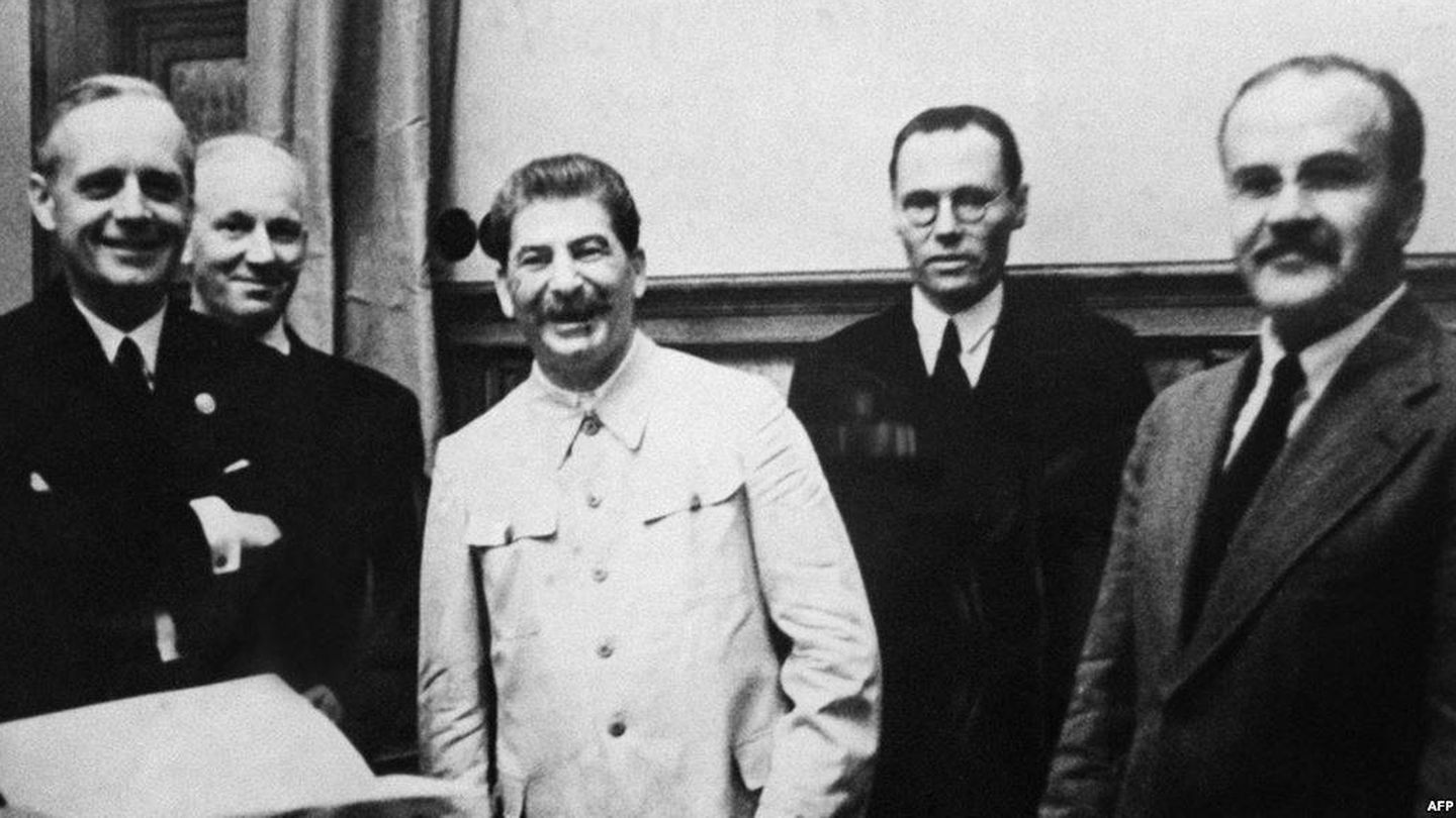 En el medio, Stalin.