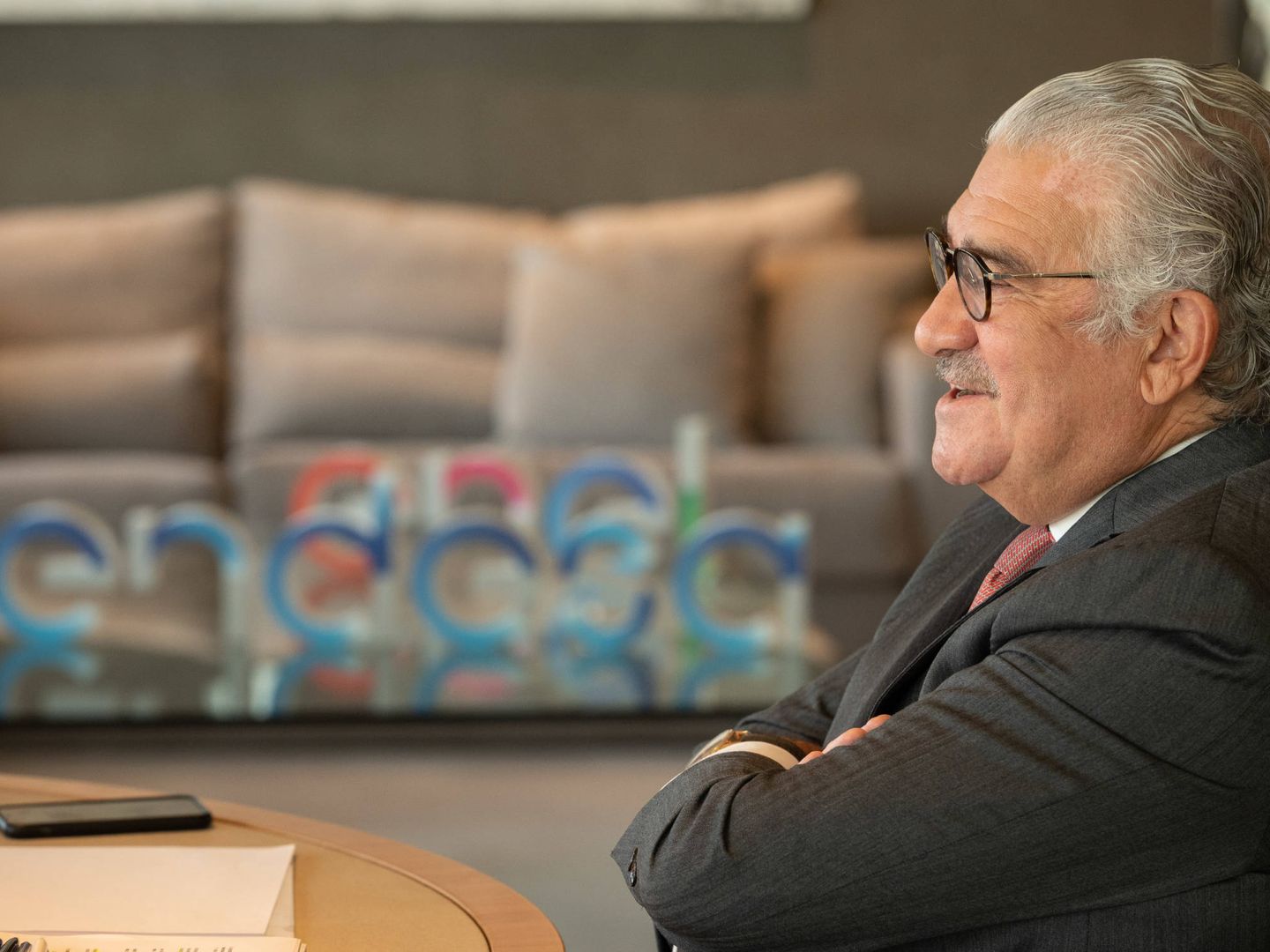 Entrevista a José Bogas en su despacho. Al fondo, una mesa con los logos de Endesa y Enel. (Foto cedida por Endesa)