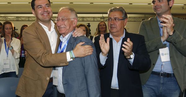 Foto: Gabriel Amat (2i), tras su reelección el pasado 19 de mayo como presidente del PP de Almería. (EFE)