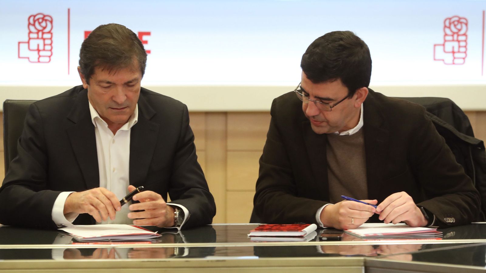Foto: Javier Fernández y Mario Jiménez, presidente y portavoz de la gestora del PSOE, el pasado 4 de enero en Ferraz, en la última reunión de la dirección interina. (EFE)