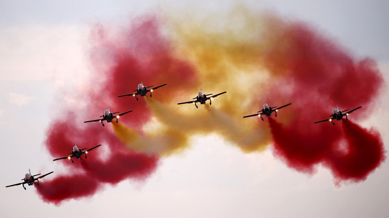 Foto: Demostración aérea de la Patrulla Águila durante un evento en Polonia. (Reuters)