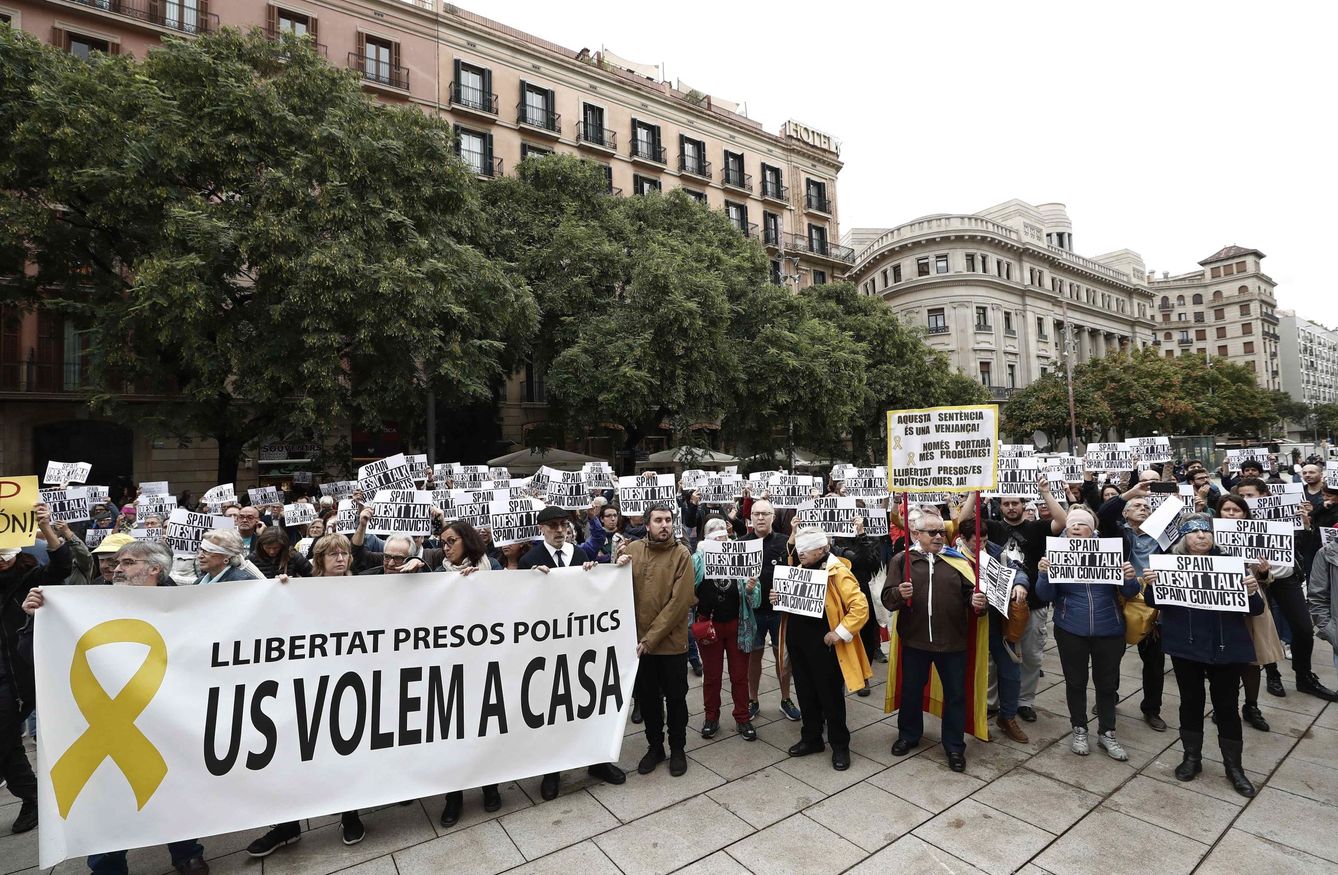 Concentración de protesta ante la catedral de Barcelona. (EFE)