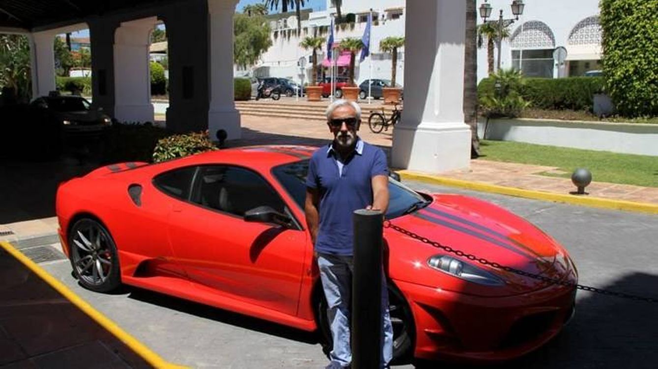 Carlos Ignacio Pinto junto a su Ferrari (Facebook)