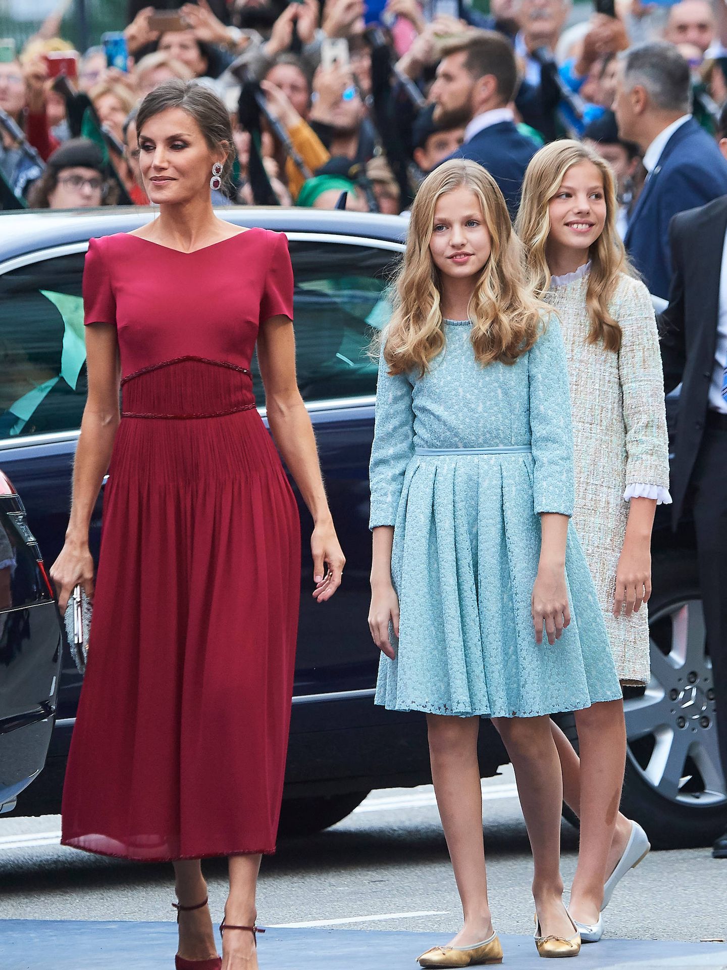 La reina Letizia, junto a Leonor y Sofía en su llegada a los premios de 2019. (Limited Pictures)