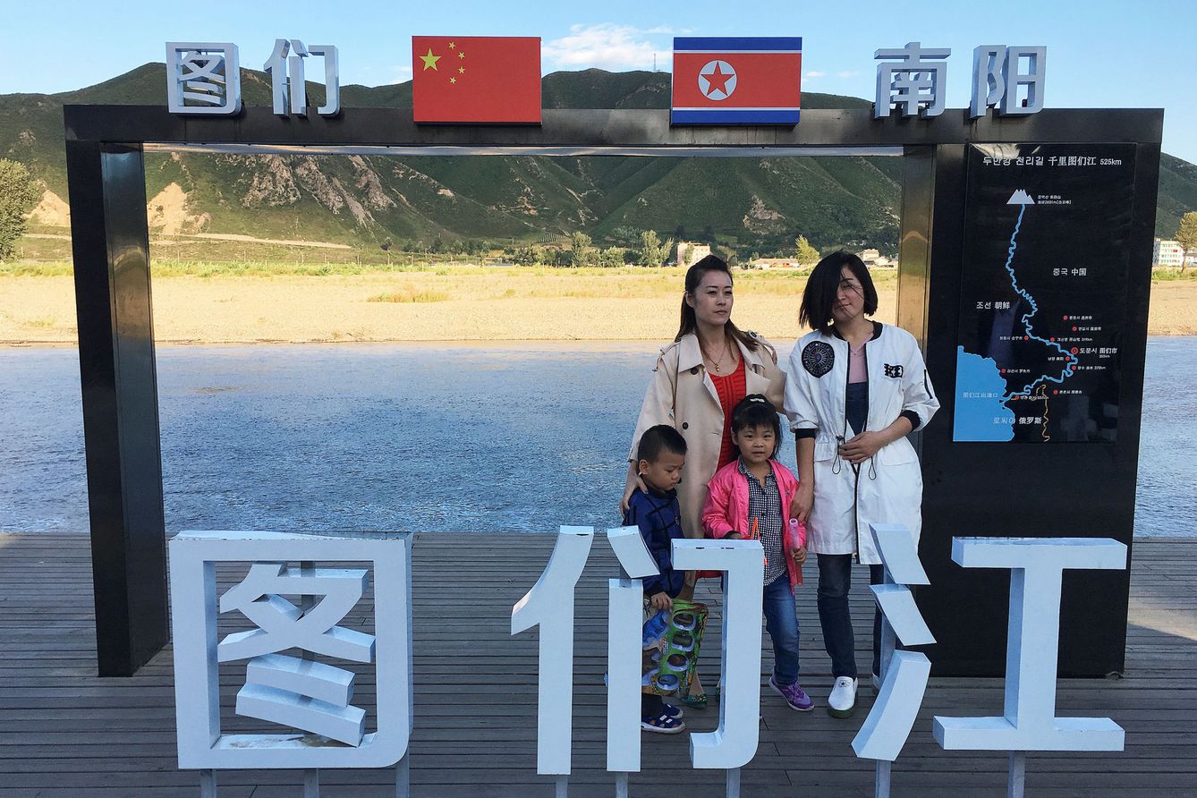 Turistas chinos posan en la frontera con Corea del Norte en Tumen, el 30 de agosto de 2017. (Reuters)