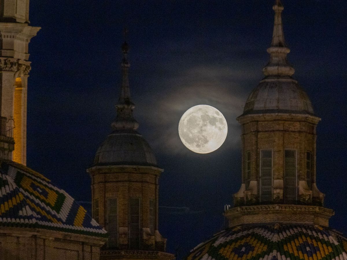 Foto: La luna llena de julio, conocida como luna de ciervo (EFE/ JAVIER BELVER)