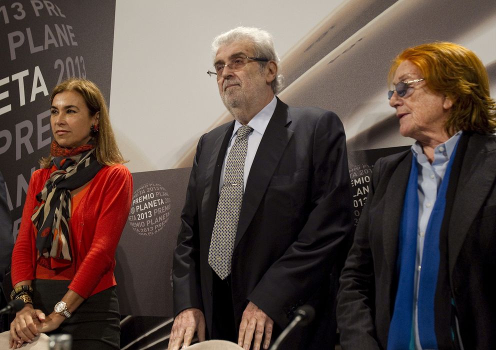 Foto: El presidente del Grupo Planeta, José Manuel Lara (c), junto a las miembros del jurado, Carmen Posadas (i) y Rosa Regàs. (EFE)