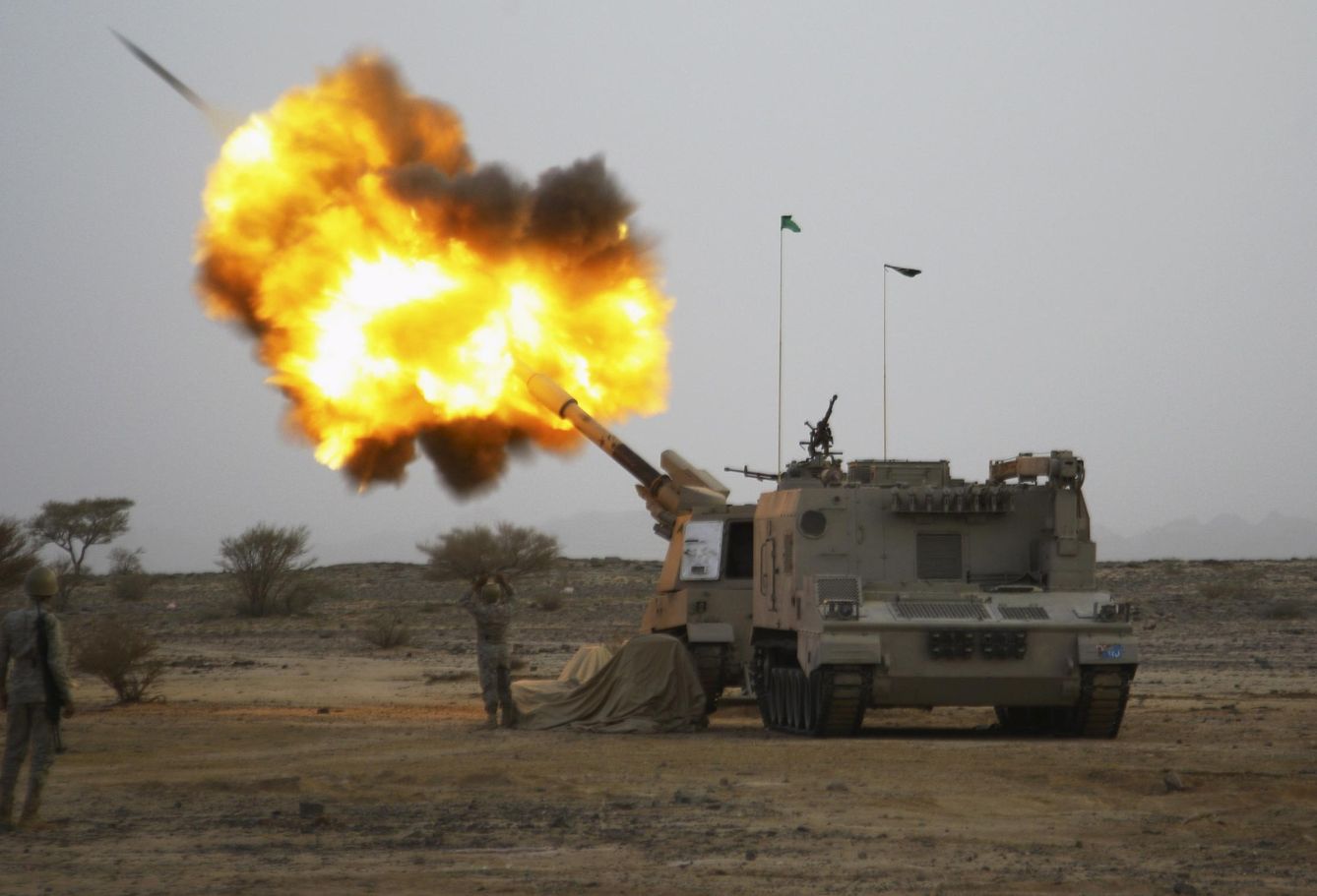 Un blindado saudí dispara contra posiciones de los rebeldes huthíes en la frontera con Yemen, en 2015. (Reuters)