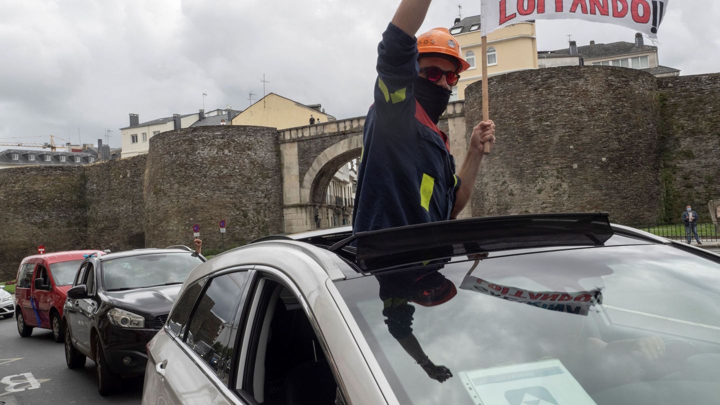 Protesta en coche de los trabajadores de la factoría de Alcoa San Cibrao, arropados por vecinos de la comarca, este domingo. (EFE)
