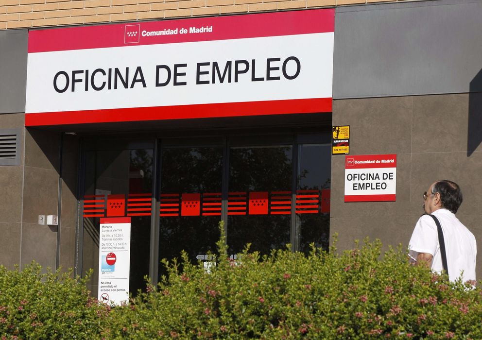 Foto:  Vista de la entrada de una oficina de empleo en Madrid (Efe)