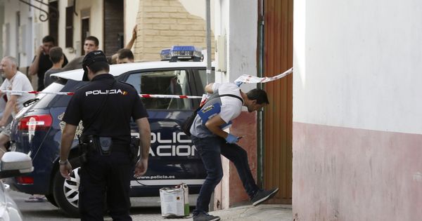 Foto: Una mujer muere y su hija resulta herida por arma blanca en una reyerta doméstica en Sevilla. (EFE)