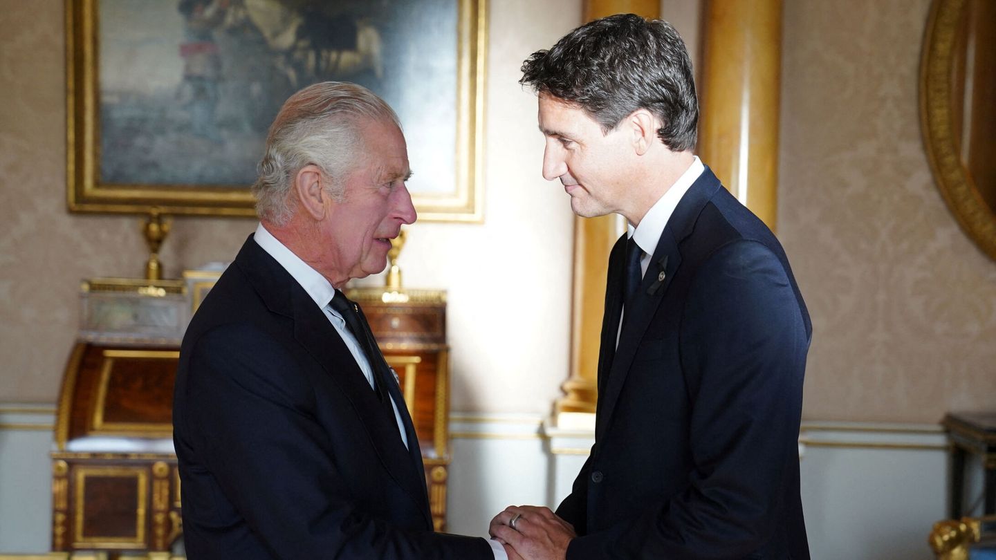Carlos III, junto a Justin Trudeau. (Reuters)
