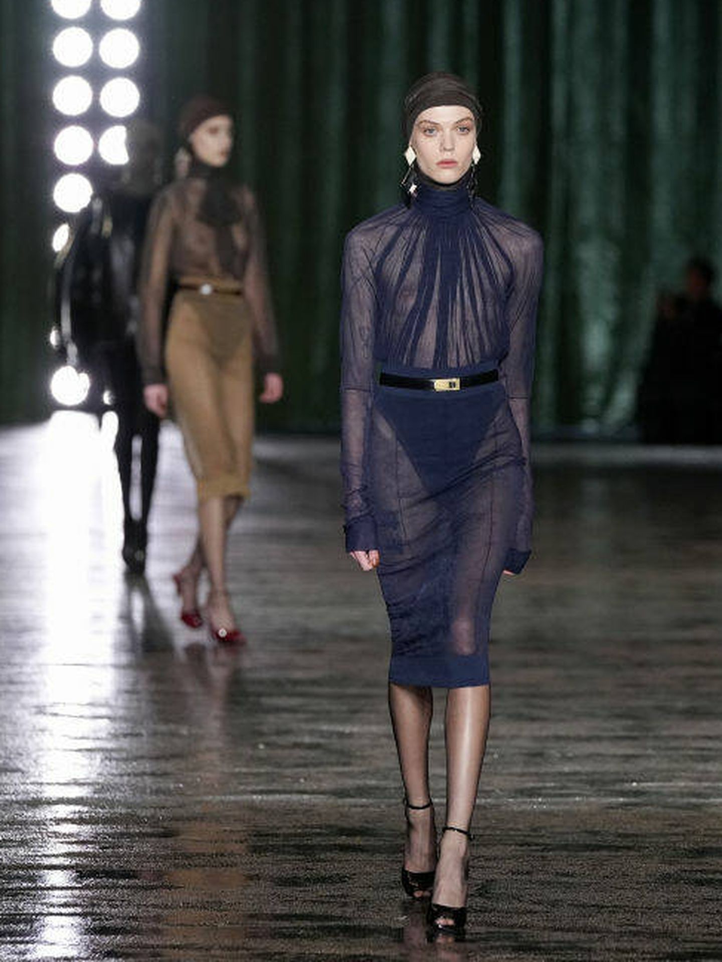 Saint Laurent presenta su nueva colección de invierno 2024 en la Semana de la Moda de París. (Getty Images)