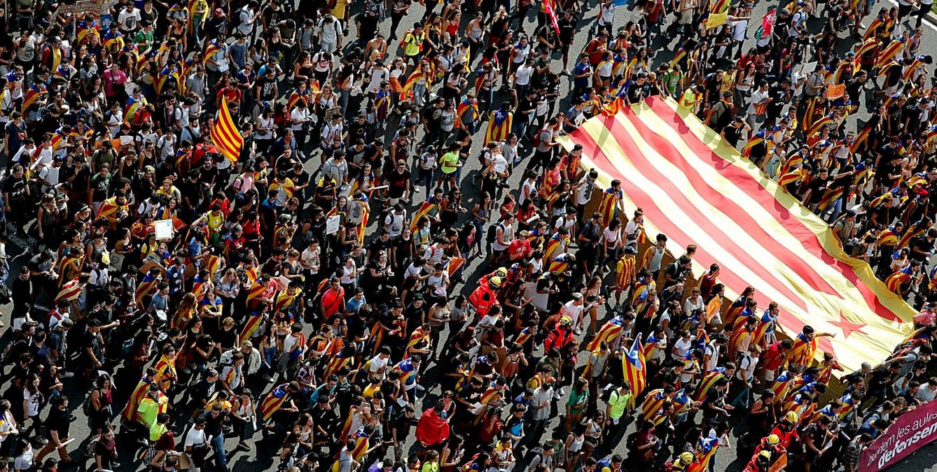 Miles de estudiantes de secundaria y universitarios se manifiestan en Barcelona, este jueves. (EFE)