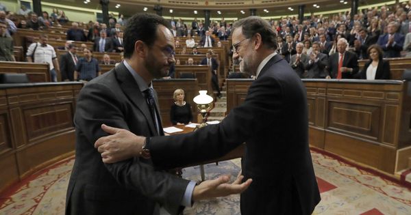 Foto: Antonio Hernando felicita a Mariano Rajoy tras la investidura del 29 de octubre de 2016. (EFE)