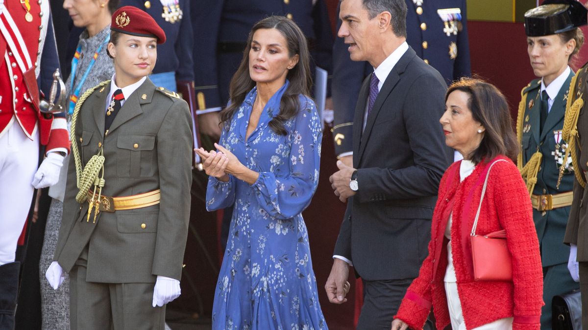 El lenguaje corporal de Pedro Sánchez en el desfile militar junto a los Reyes, según una experta
