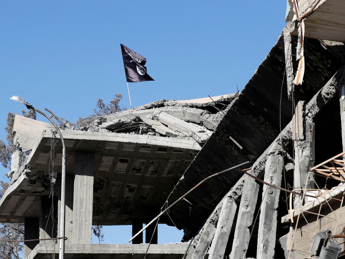 Foto: Una bandera del Estado Islámico en Raqqa, Siria. (Reuters/ Erik De Castro)