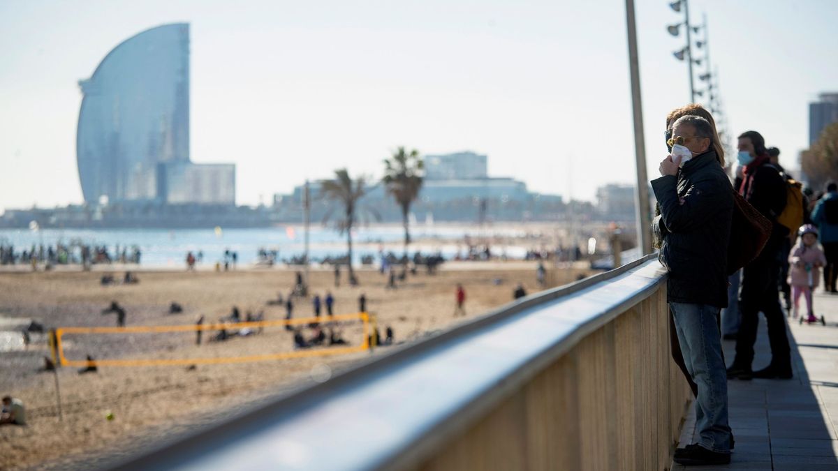 Barcelona prohíbe fumar en cuatro playas el próximo verano