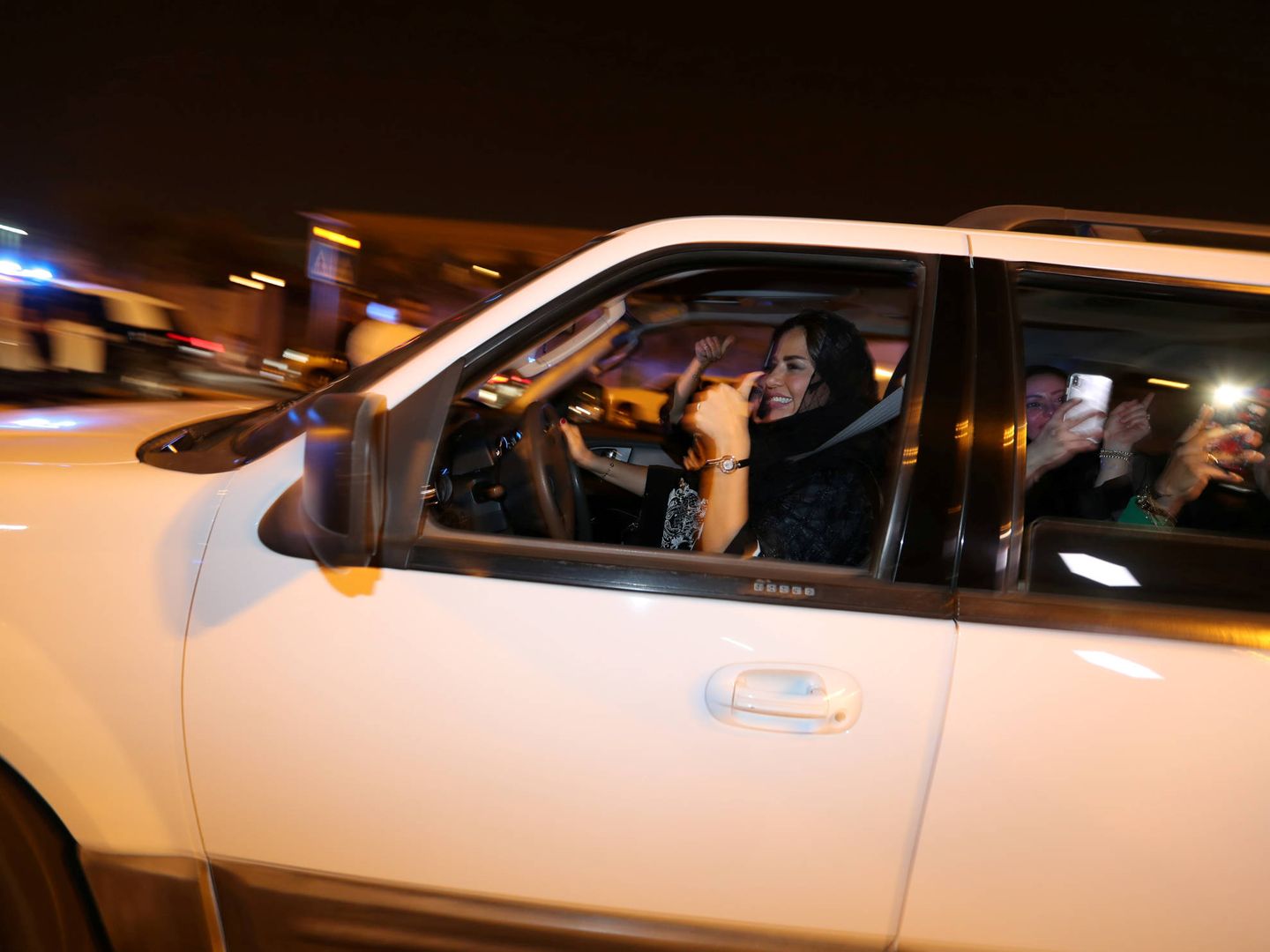 Una mujer saudí saluda desde vehículo en Al Khobar, el 24 de junio de 2018. (Reuters)