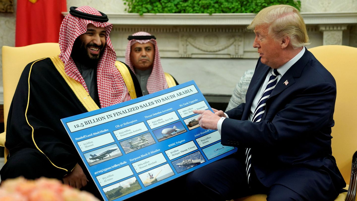 Donald Trump alardea de las ventas de armas a Arabia Saudí con el príncipe heredero Mohamed Bin Salman en la Casa Blanca, el 20 de marzo de 2018. (Reuters)