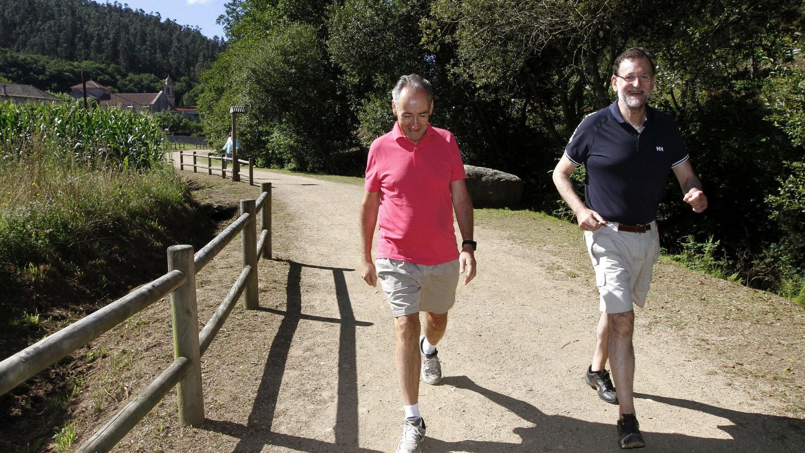 Foto: El marido de Ana Pastor, José Benito Suárez, y Mariano Rajoy de caminata por Pontevedra. (EFE)