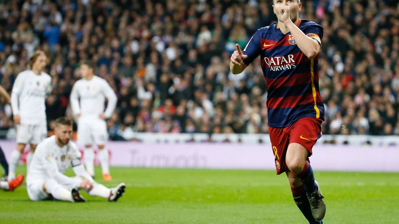 Foto: El centrocampista del Barcelona Andrés Iniesta celebra la consecución del tercer gol de su equipo ante el Real Madrid. (EFE)