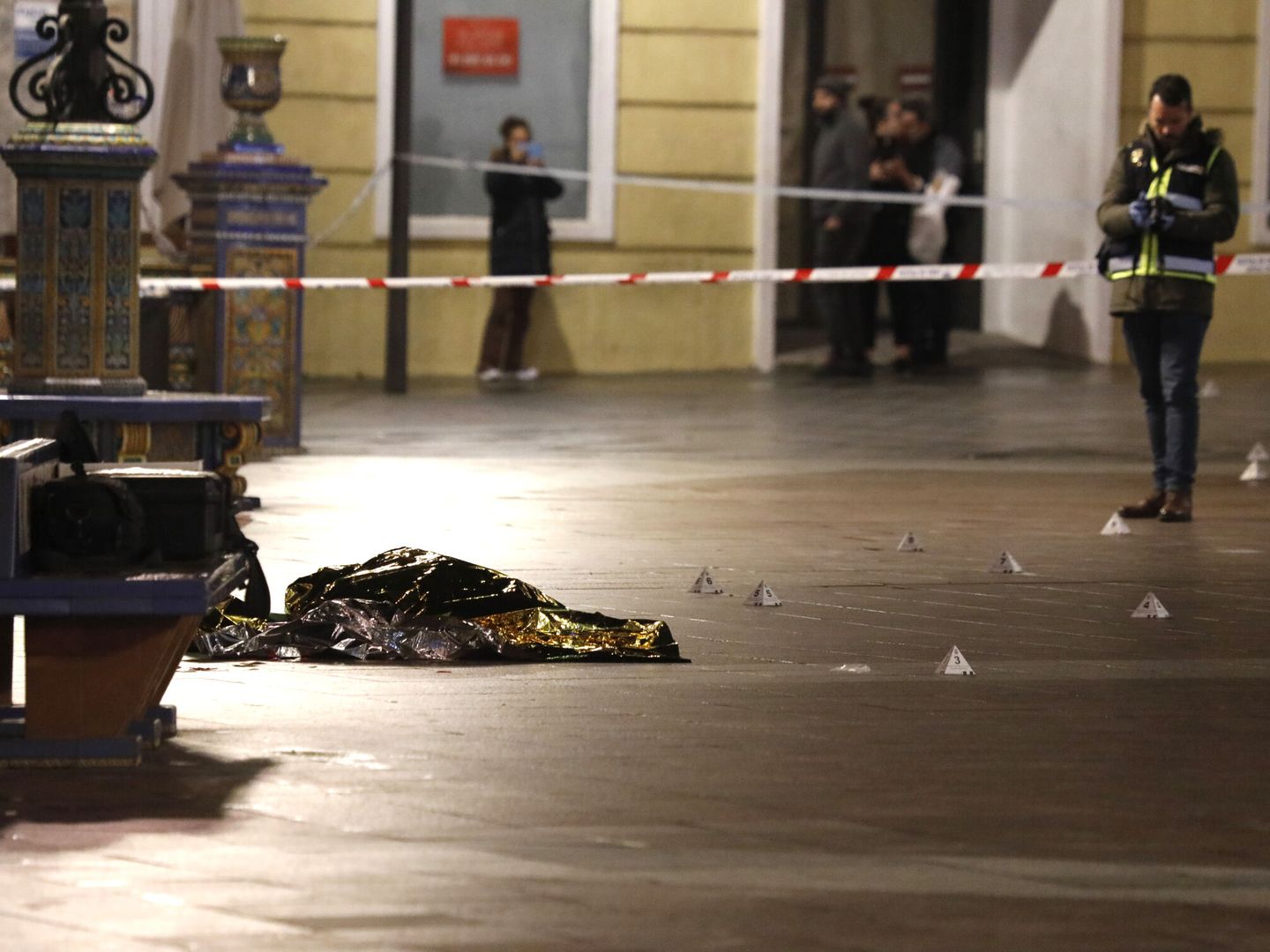 El cadáver del sacristán yace bajo una manta térmica en la plaza Alta de Algeciras. (EFE/A. Carrasco Ragel)